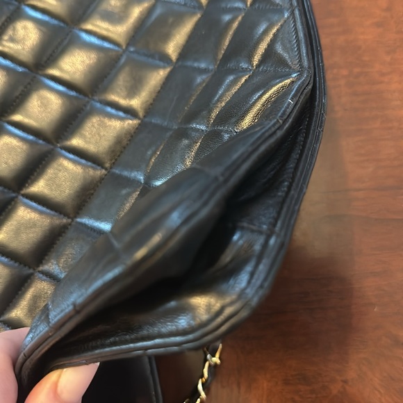 CHANEL vintage black XXL classic flap clutch bag with shoulder strap. - Picture 12 of 15